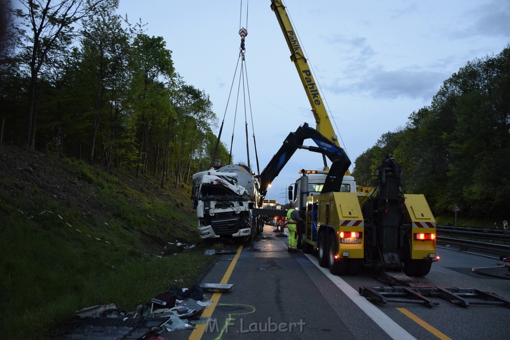 VU Gefahrgut LKW umgestuerzt A 4 Rich Koeln Hoehe AS Gummersbach P561.JPG - Miklos Laubert